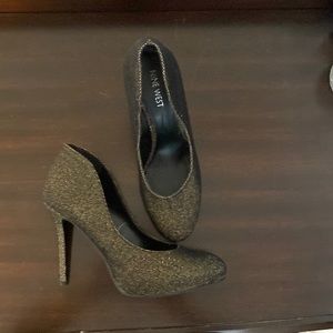 Nine West Black and Gold shimmer heels, size 6 1/2.